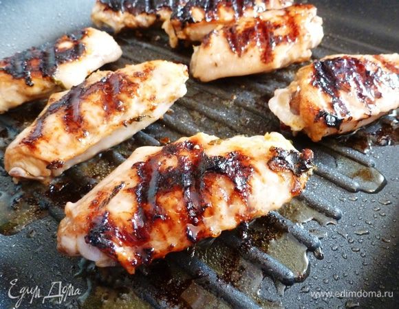 Обжарим их со всех сторон до румяной корочки. Сковороду можно накрыть крышкой, чтобы наверняка пропеклись.