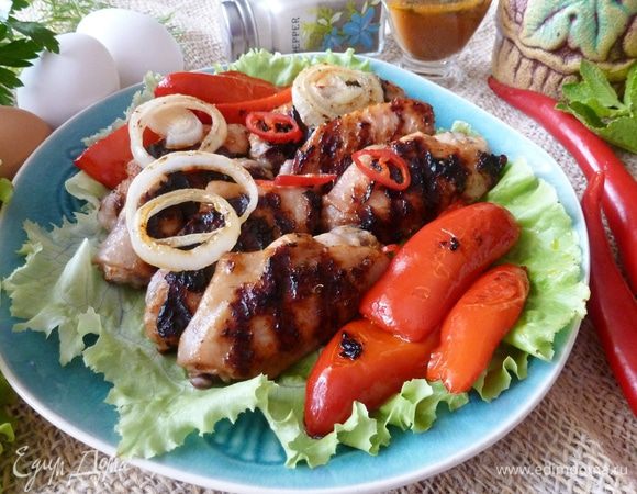 В качестве гарнира к крылышкам приготовим на гриле — сладкий перец и колечки репчатого лука. Подаем с зеленью, листьями салата, свежими помидорами, огурцами и любимым соусом. Приятного аппетита!