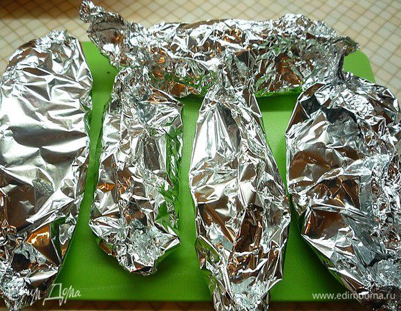  Хорошо запаковываем карасей в фольгу. 