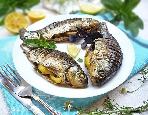 Готовых карасей можно подавать прямо в фольге, предварительно раскрыв ее, а можно выложить на блюдо. При подаче поливаем лимонным соком. Приятного аппетита, солнечных дней и отличного настроения!