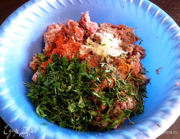 В фарш добавляем специи, пряности, нарубленную зелень. С веточек тимьяна оборвем листики и тоже отправим к фаршу. Чеснок выдавим через пресс. Добавим оливковое масло.