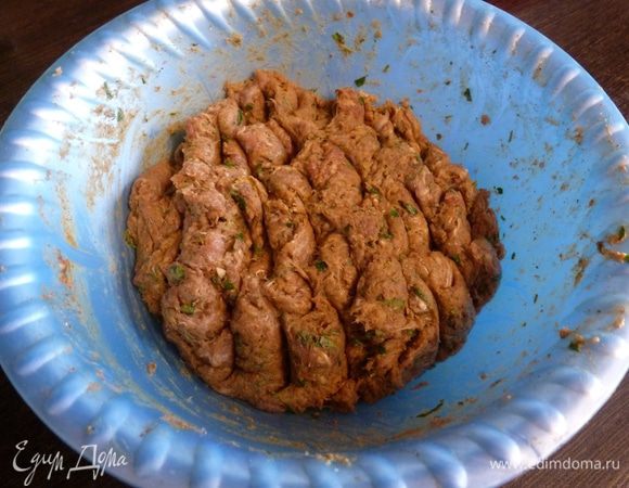 Очень хорошо вымесим фарш. Отобьем его (10-15 раз), с силой ударяя об стол. Надо чтобы из кусочков мяса выделился белок и фарш стал вязким и плотным. Соберем его в комок и отправим в холодильник на несколько часов (я оставила на ночь).