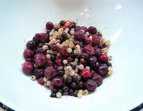 Приготовим ягоды для маринада.