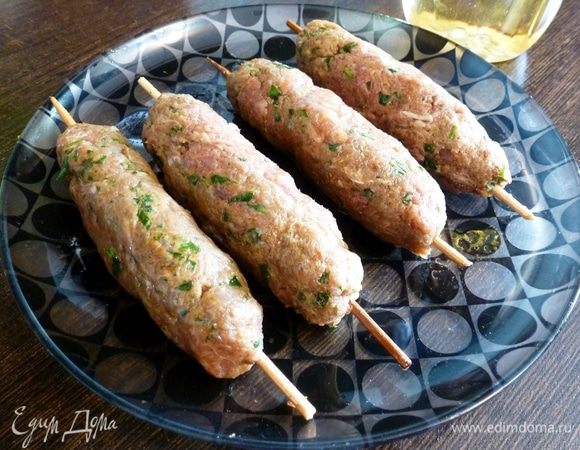 Фарш разделим на несколько небольших колобков. Сформируем колбаски и нанижем их на деревянные шпажки. Старательно обомнем-придавим фарш вокруг шпажек.
