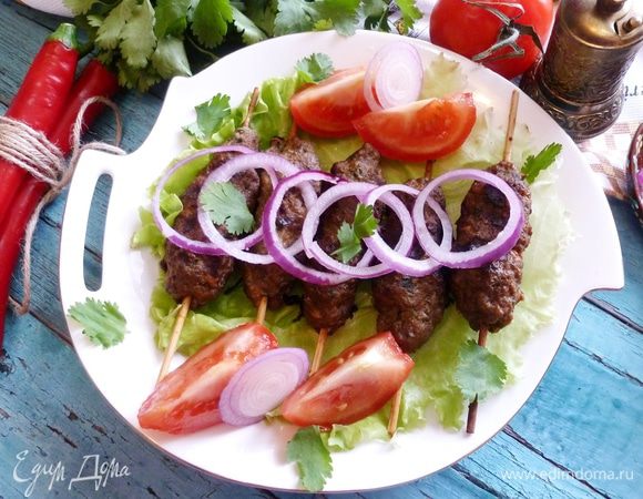 К кебабам подайте сладкий маринованный лук, свежие помидоры, зелень. 