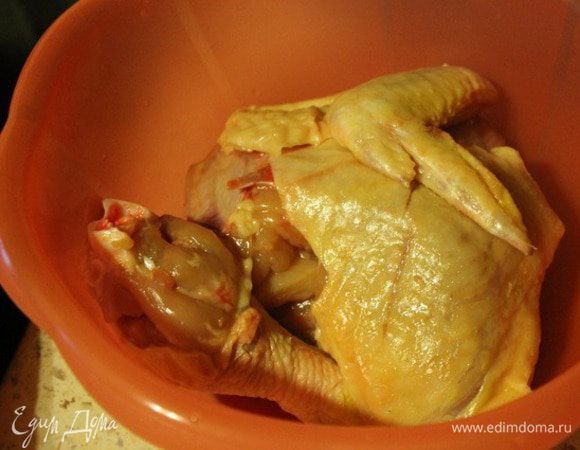 Курицу нарезать на кусочки. Для маринада: смешать чеснок натертый на мелкой терке, с соевым соусом и перцем. Смазать маринадом каждый кусочек курицы, проложить кружками лимона. Оставить на 15 минут.