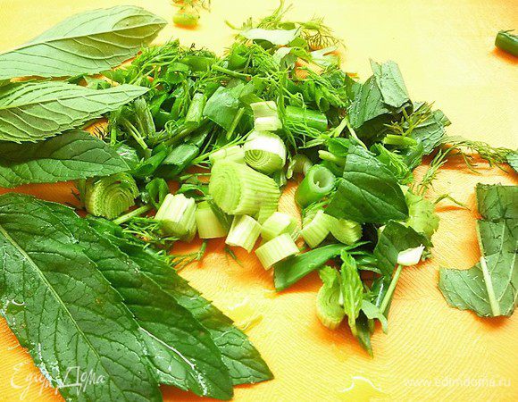 Нарезаем петрушку, кинзу, чеснок, мяту можно порвать руками.