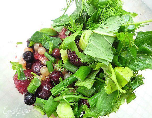 Укладываем ягоды и зелень в чашу блендера и пюрируем до кремообразной массы, добавляем сок лимона, мед, солим и перчим по вкусу.