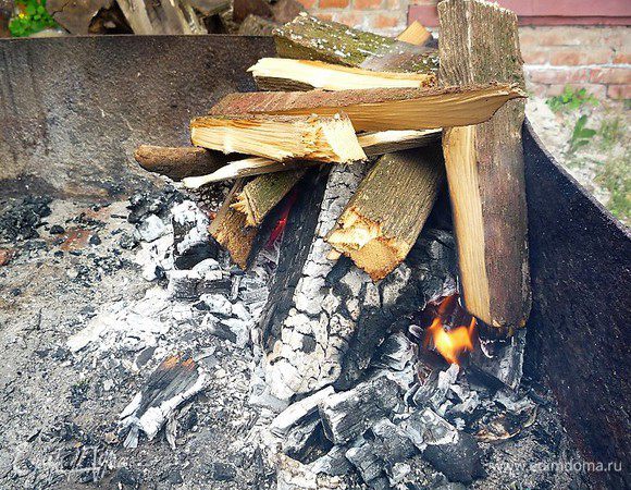 Пока маринуются крылышки, разжигаем мангал, должны получиться жаркие угли.