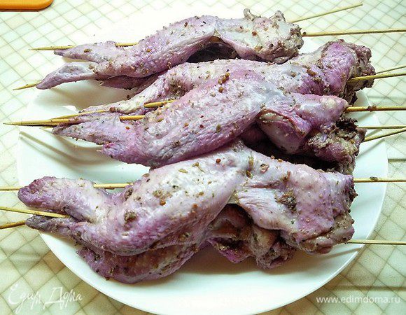 По истечении времени крылышки надеваем на шампуры или шпажки (шпажки или деревянные шампуры подержите не менее 30 минут в воде).