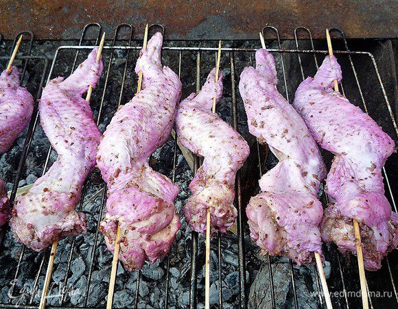 Решетку-гриль смазываем растительным маслом и выкладываем на нее крылышки.