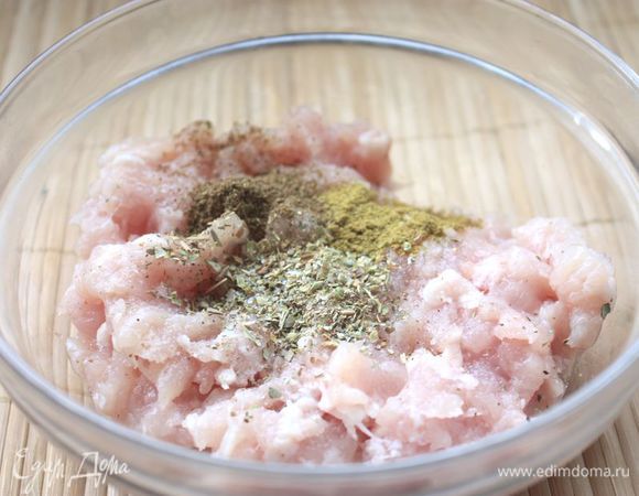 Измельчите лук с чесноком в блендере и вместе со специями добавьте в куриный фарш.