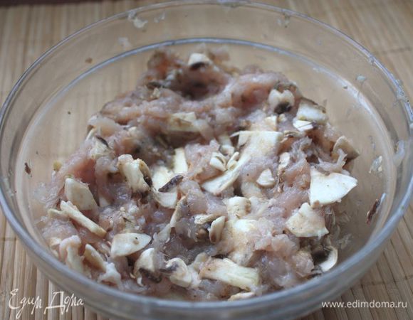 Нарежьте шампиньоны (мелко-мелко, если вы не хотите, чтобы они ощущались в колбасках, либо покрупнее, если хотите, чтобы ощущались). Добавьте их в фарш и также перемешайте все до однородности.