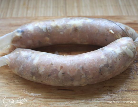 Для колбасок я использую натуральную оболочку (можно заказать на рынке, а можно купить в сушеном виде и потом ненадолго замочить в воде). Начините оболочку получившимся фаршем и сформируйте колбаски. Аккуратно проткните получившиеся колбаски в нескольких местах, чтобы при жарке оболочка не разорвалась.