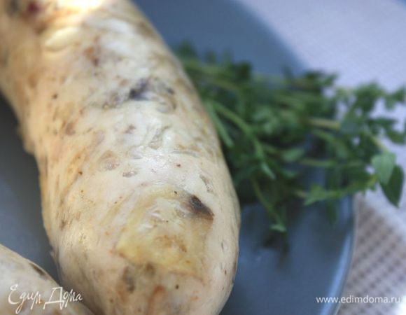 Жарьте колбаски на гриле до готовности (обычно 10-15 минут), пока из них не начнет вытекать абсолютно прозрачный сок. Самое главное: не пересушите!