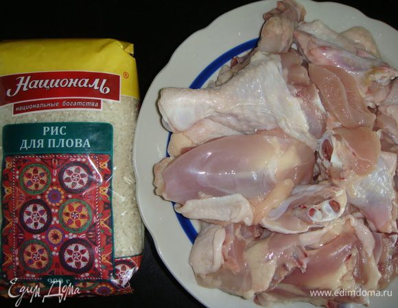 Курицу помыть, обсушить бумажным полотенцем и нарезать крупными кусками.