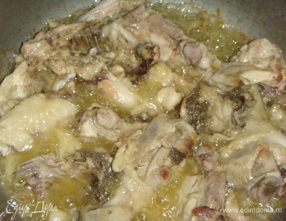 Казан нагреть, влить подсолнечное масло и выложить курицу. Обжарить ее на сильном огне до легкого золотистого цвета.