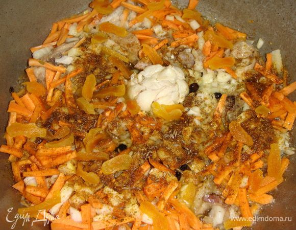 Овощи и курагу выложить к мясу, посолить, добавить все приправы и тушить под закрытой крышкой 10 минут.