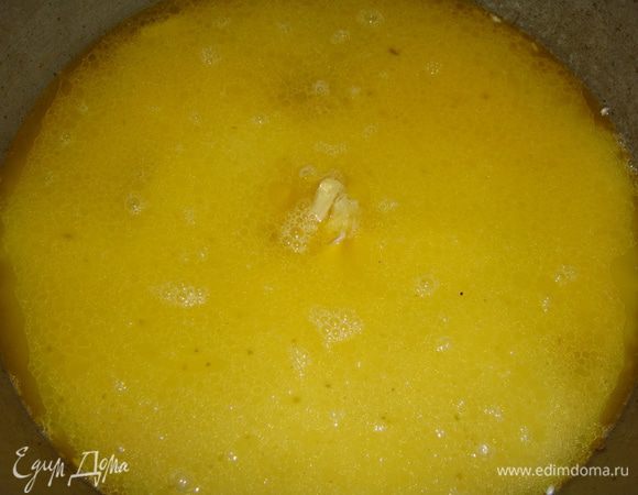 Залить все горячей водой и поставить в разогретую до 190°С духовку на 40 минут.