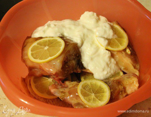 Затем залить мацони, перемешать. Оставить еще на 30 минут.
