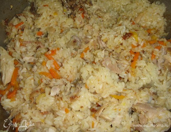  Плов перемешать и поставить обратно в духовку на 30 минут, чтобы он настоялся.