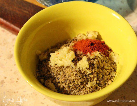 Для соуса: орехи обжарить на сухой сковороде, до слегка румяного цвета. Измельчить их с помощью блендера в мелкую крошку. Чеснок пропустить через пресс, добавить к орехам, также добавить паприку, перемешать. Кинзу крупно порубить, добавить масло, должен получиться густой соус.