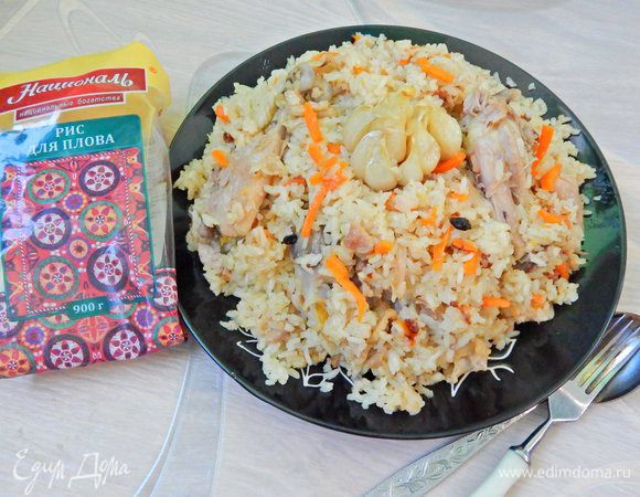 Выложить плов на блюдо и подавать к столу. Приятного аппетита!