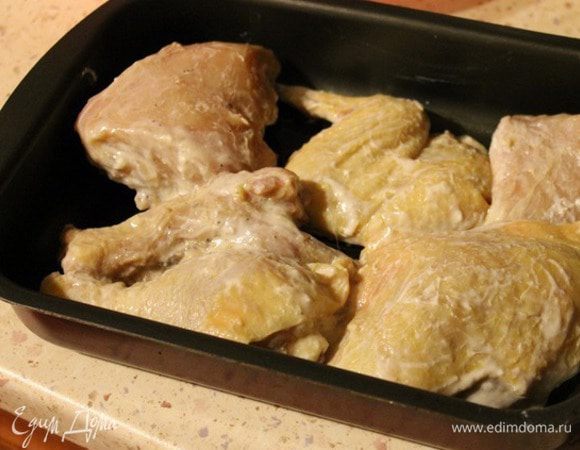 Форму для запекания смазать 1 ст. л. растительного масла, выложить курицу. Накрыть фольгой и поставить в заранее разогретую до 200°С духовку, на 30 минут. Затем снять фольгу и запекать еще 10-15 минут до легкого румянца.