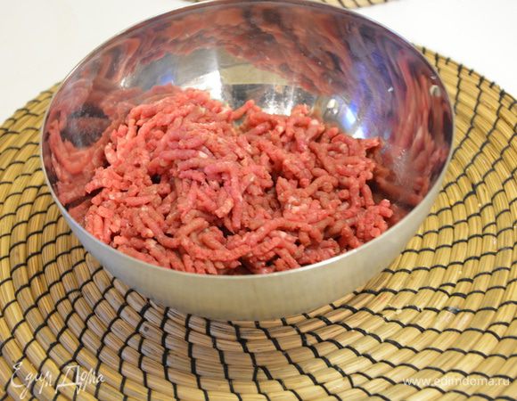 Мясо прокрутить через мясорубку.