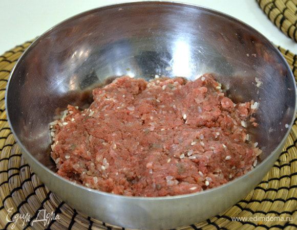 Рис промыть. Добавить рис к фаршу, посолить, поперчить, перемешать.