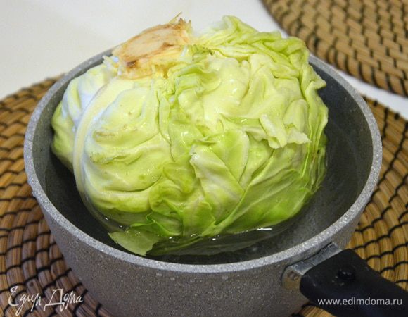 Свежую капусту помещаем в кастрюлю с кипятком и варим 5 минут, переворачиваем, варим еще 5 минут. Можно капусту полностью окунуть в кипящую воду, тогда переворачивать не нужно.