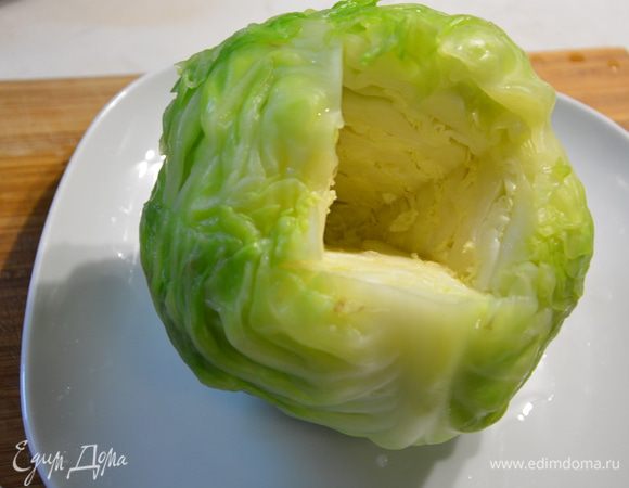 Достать капусту, дать стечь воде и вырезать кочерыжку.