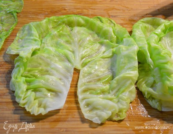 Аккуратно снять капустные листы, не повреждая их. Срезать толстую часть листа. Где-то после 4-го листа капуста была твердой, я еще раз поварила ее в кипятке 2-3 минуты.
