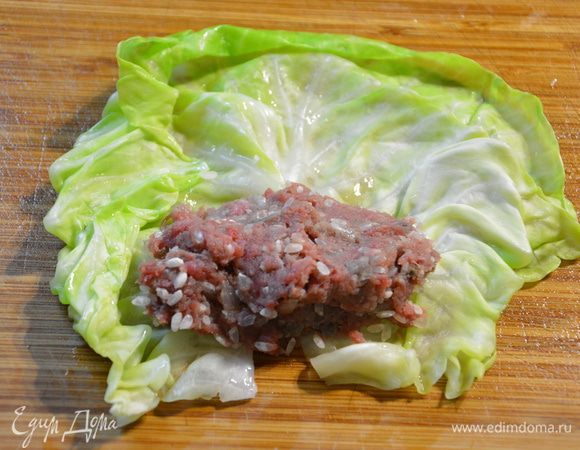 Из фарша слепить небольшую котлетку, выложить на капустный лист. 