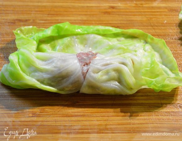 Сворачивать, сдвигая внутренние края листа друг к другу, чтобы не было большой щели от выреза.