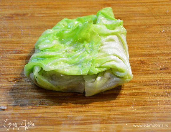 Сложить внешние края листа друг к другу, выпрямляя их, и свернуть голубец до конца.