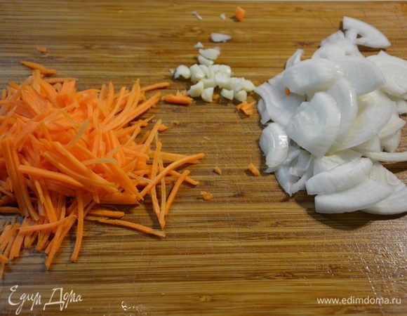 Лук репчатый тонко нарезать, морковь натереть соломкой, чеснок раздавить и мелко нарезать.