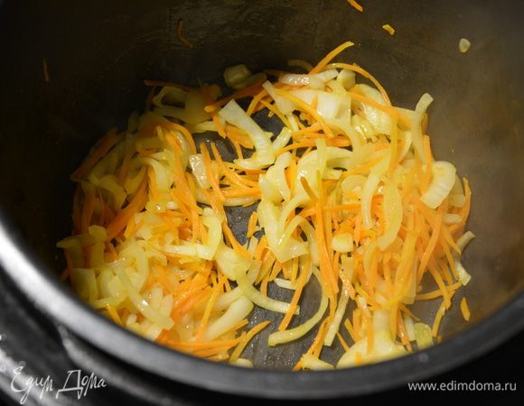 В мультиварке-скороварке включить режим «Жарка», добавить растительное масло, выложить морковь, лук, чеснок и пассеровать 3-5 минут. 