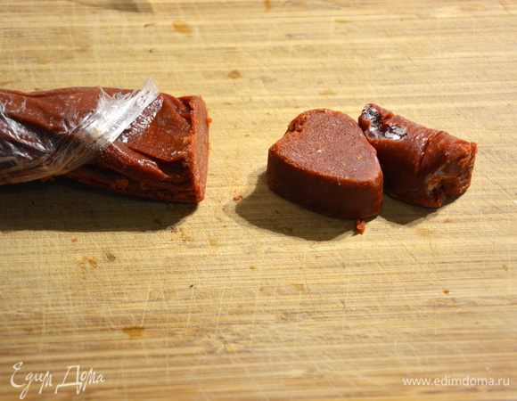 Добавить томатную пасту. Небольшое отступление: хорошая томатная паста после вскрытия очень быстро покрывается плесенью. Я кладу ее в пищевой пакет (можно в пленку), скатываю колбаской и замораживаю. При необходимости, разрезаю на куски и добавляю в блюдо. Может, и вам пригодится :)