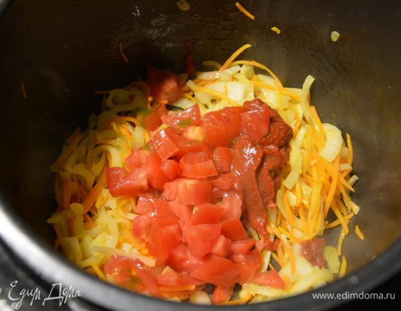 Добавить мелко нарезанный средний мясистый помидор.