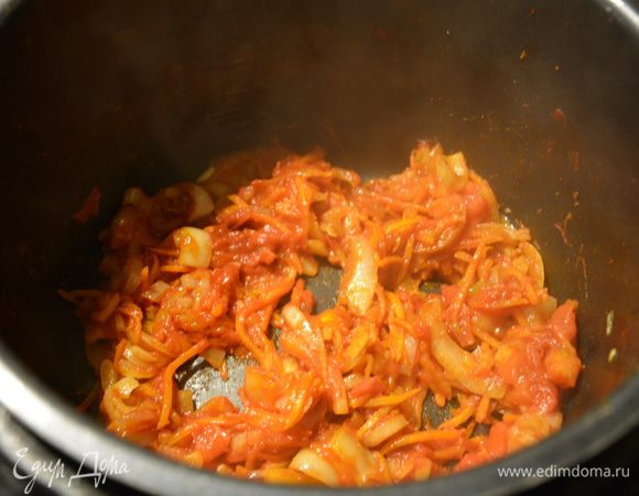 Посолить, поперчить и перемешать. Жарить еще 2-3 минуты.