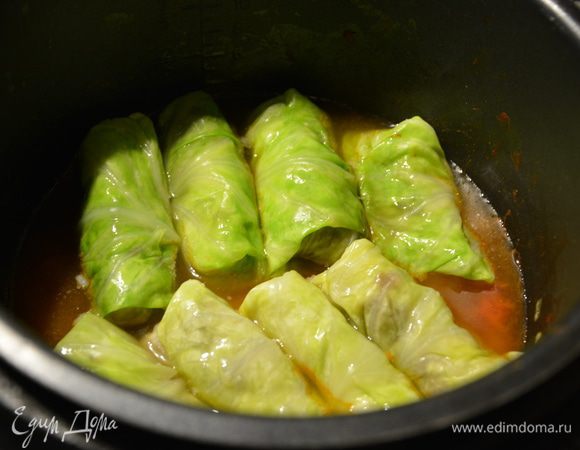 Добавить стакан куриного или мясного бульона, можно воды. Если голубцов 2 слоя, то жидкости потребуется чуть больше, если 1 слой, то, как в рецепте. У меня 1 слой.