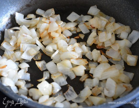 Лук мелко нарезать и обжарить до золотистого цвета.