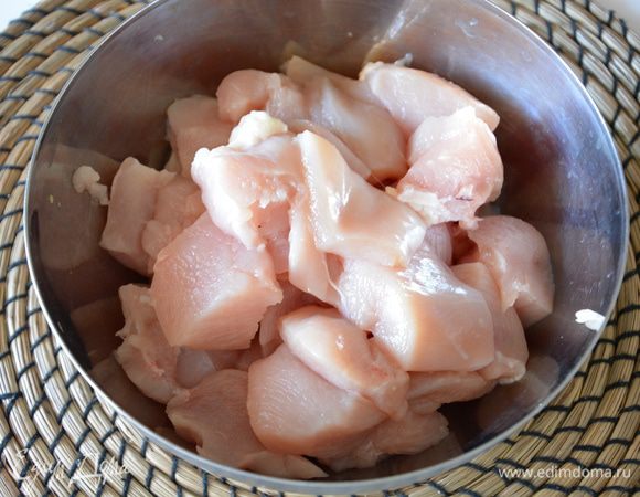 Куриную грудку помыть, протереть бумажным полотенцем и нарезать на куски. У меня грудки от 2-х куриц, т.е. сосисок вышло очень много.