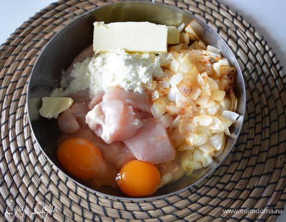 Можно сперва пропустить куриную грудку через мясорубку. Добавить к куриной грудке яйца, сухое молоко, жареный лук, мягкое сливочное масло. Все измельчить в блендере, добавляя молоко. Я измельчала по частям в 3-4 этапа.
