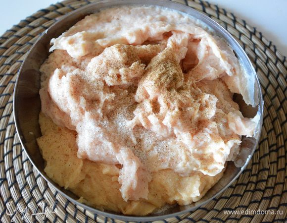 Добавить соль, перец, перемешать.