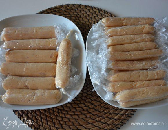 Вот такое количество сосисок вышло из 2-х куриных грудок. Маленькие сосиски — по 1 ст. л. фарша с горкой, большие сосиски — по 2 ст. л. фарша с горкой.