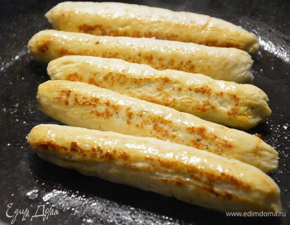 Вынуть из пленки, слегка обжарить в масле до румяной корочки. Детям не жарить.