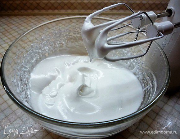 Взбиваем белки. Сначала на минимальной скорости, затем на максимальной, небольшими порциями добавляем сахар. Должны получиться стойкие, классические пики. 