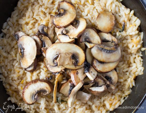 Когда рис будет уже готов, добавить сливочное масло и обжаренные грибы. Перемешать и дать потомиться под крышкой 5 минут. Подавать ризотто горячим. Приятного аппетита!
